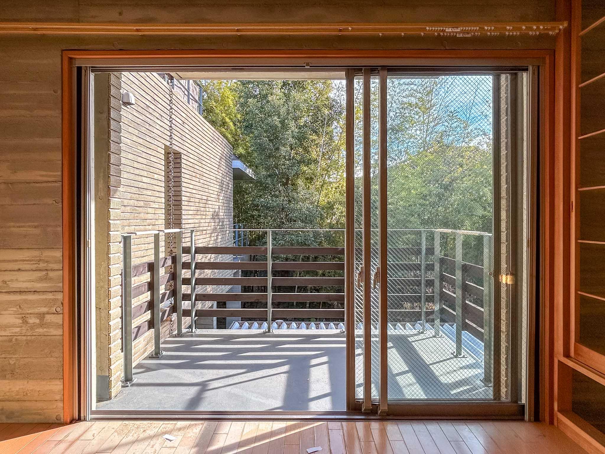 杉並区成田西の賃貸物件/2階：大きいサイズの掃き出し窓