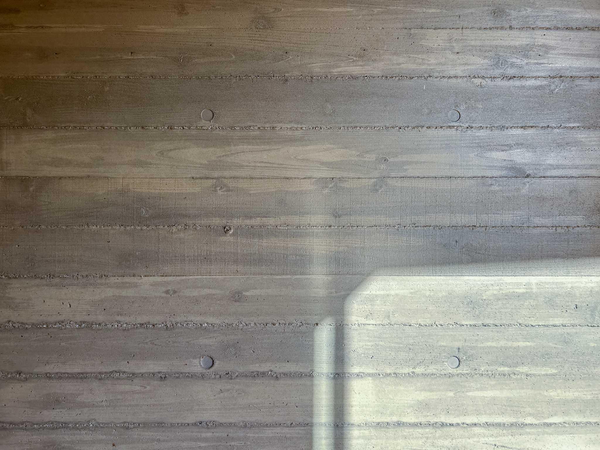 杉並区成田西の賃貸物件/2階：杉板型枠のコンクリート。木目の表情からぬくもりを感じます