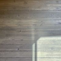 杉並区成田西の賃貸物件/2階：杉板型枠のコンクリート。木目の表情からぬくもりを感じます