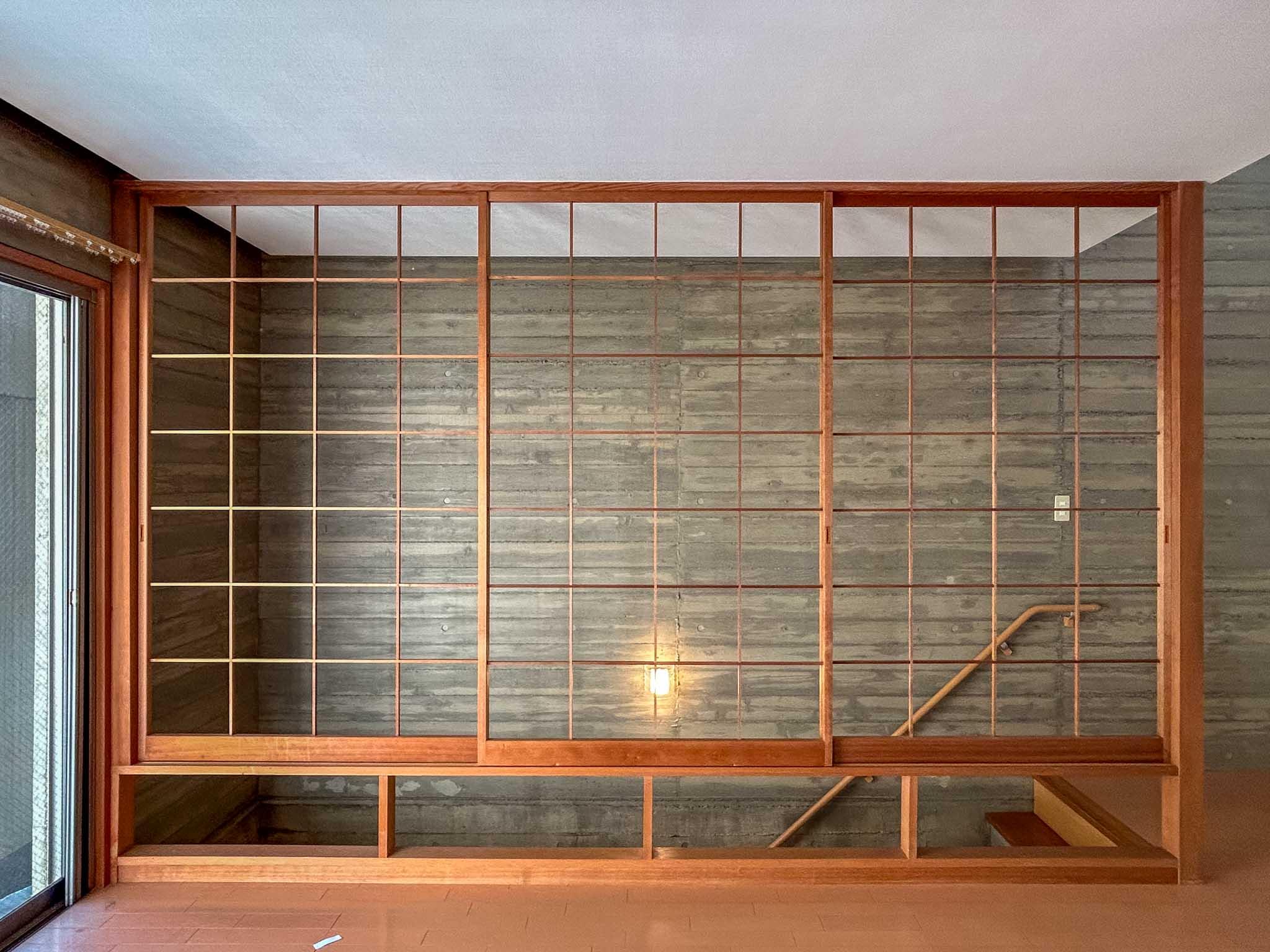 杉並区成田西の賃貸物件/2階：障子の枠だけ残したような、間仕切り。階段にも光が落ちるつくり