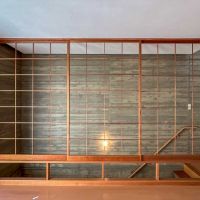 杉並区成田西の賃貸物件/2階：障子の枠だけ残したような、間仕切り。階段にも光が落ちるつくり