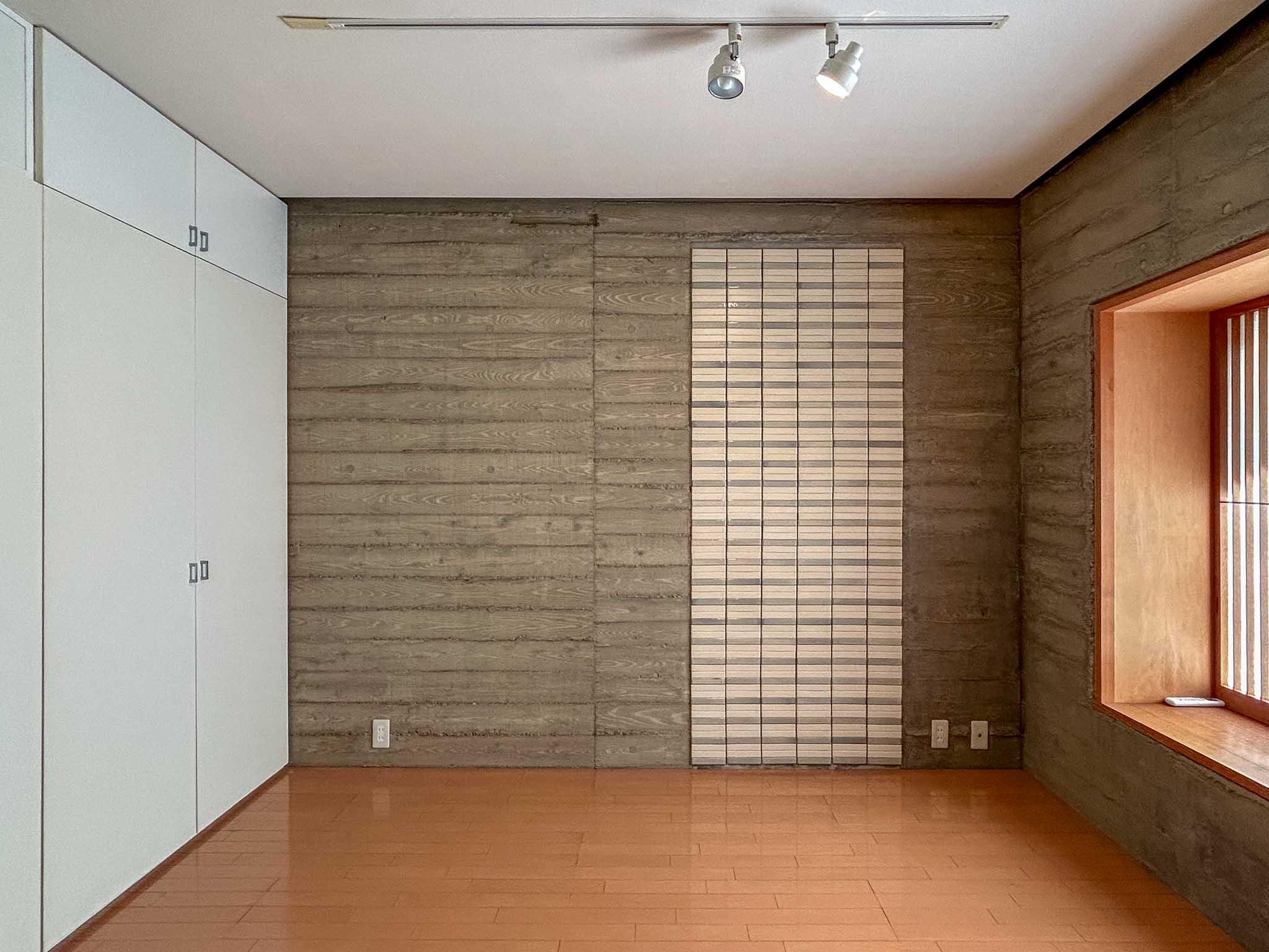 杉並区成田西の賃貸物件/1階：南側の洋室。壁面のタイルがアクセントになっている