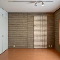 杉並区成田西の賃貸物件/1階：南側の洋室。壁面のタイルがアクセントになっている