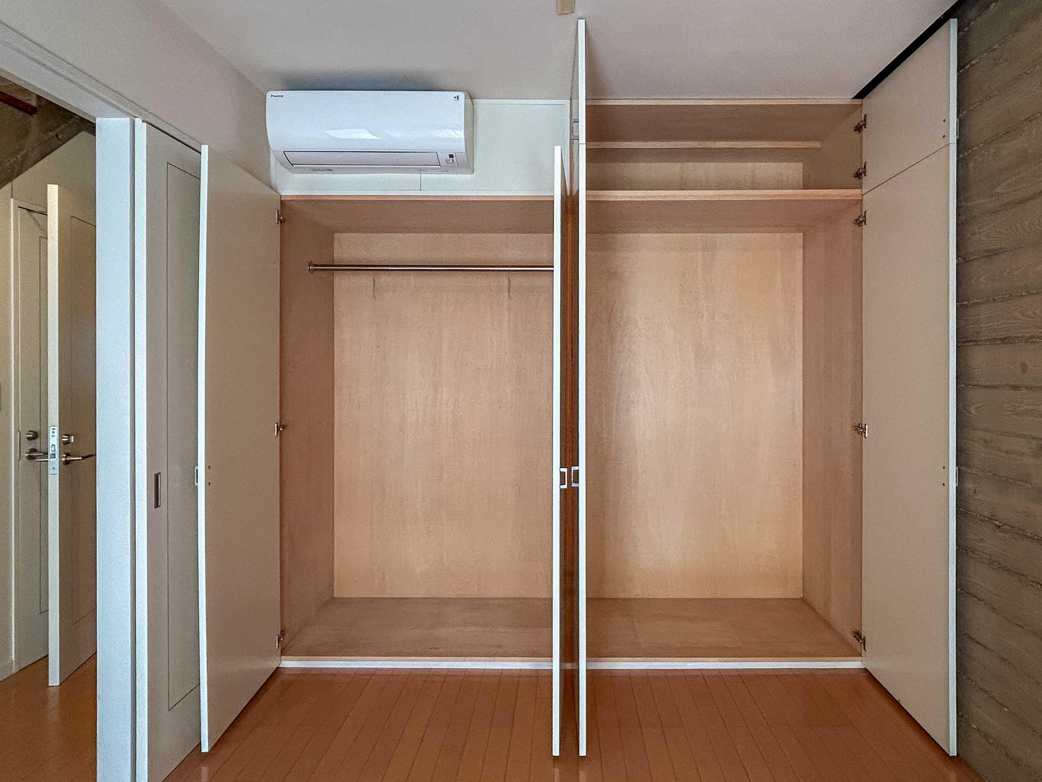 杉並区成田西の賃貸物件/1階：左がクローゼット、右が収納