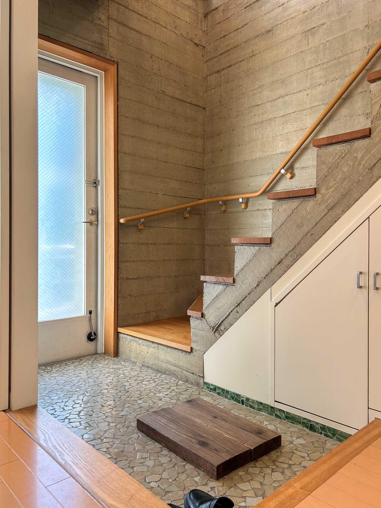 杉並区成田西の賃貸物件/1階：階段を上がるときは、飛び石のような木材を使います