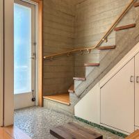 杉並区成田西の賃貸物件/1階：階段を上がるときは、飛び石のような木材を使います