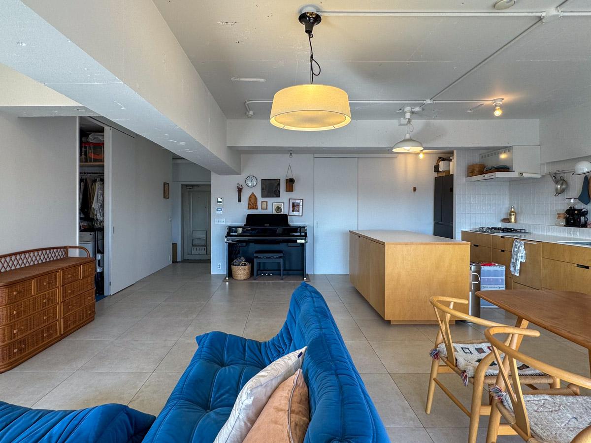 杉並区永福の売買物件/バルコニー側から見た室内