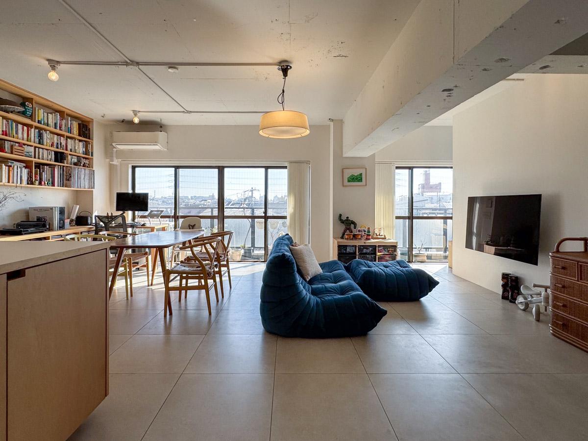 杉並区永福の売買物件/白く塗装されたコンクリートがやさしく光を反射します