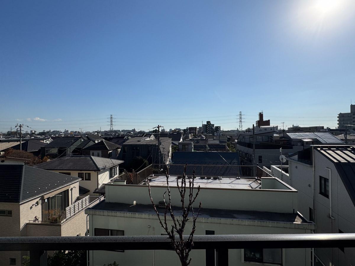 杉並区永福の売買物件/バルコニーからの眺望。マンションの先は低層住宅街のため、4階でもしっかりと抜けた景色が楽しめる