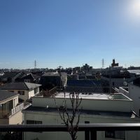 杉並区永福の売買物件/バルコニーからの眺望。マンションの先は低層住宅街のため、4階でもしっかりと抜けた景色が楽しめる