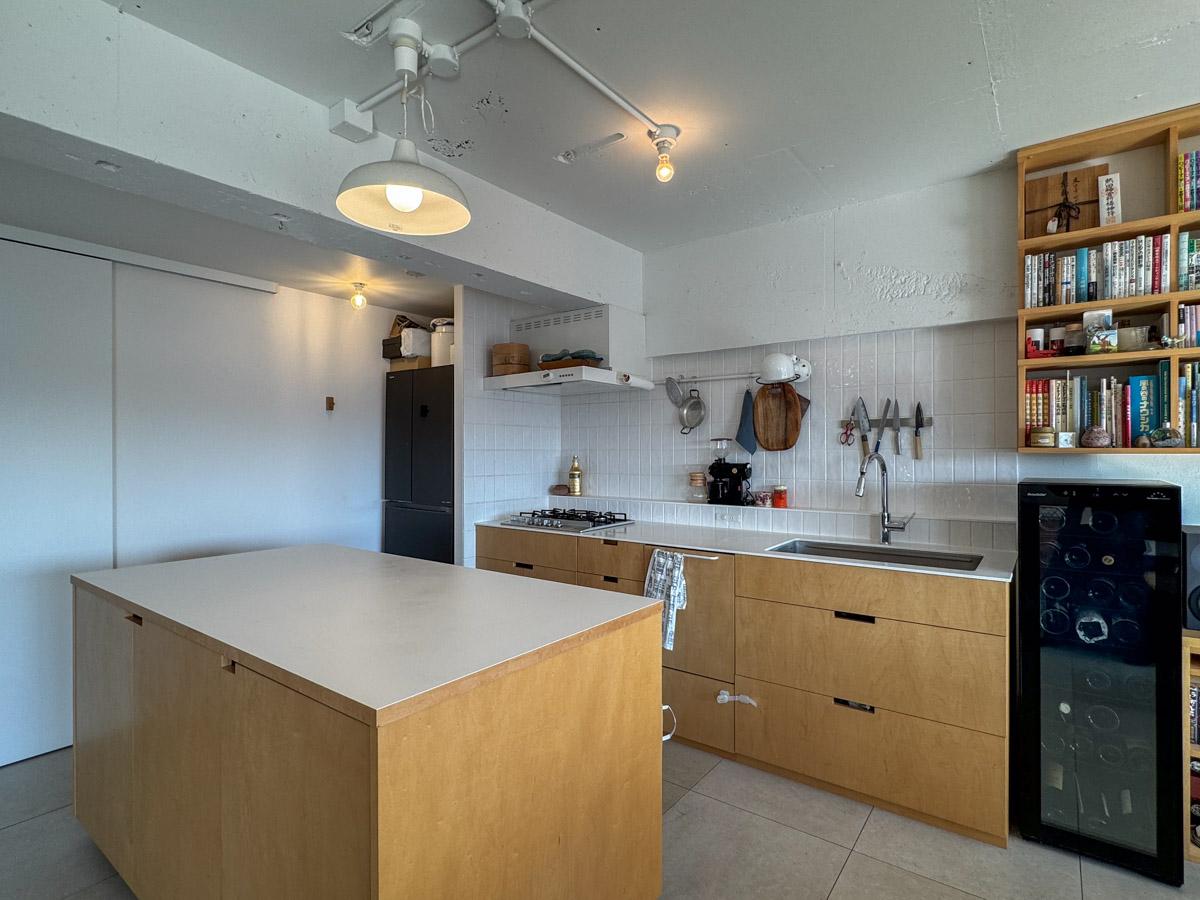 杉並区永福の売買物件/売主が特にこだわったというキッチン。ゆらぎのあるタイル、大きなカウンターと料理好きのテンションが上がる仕様