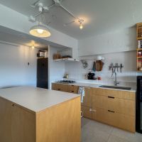 杉並区永福の売買物件/売主が特にこだわったというキッチン。ゆらぎのあるタイル、大きなカウンターと料理好きのテンションが上がる仕様