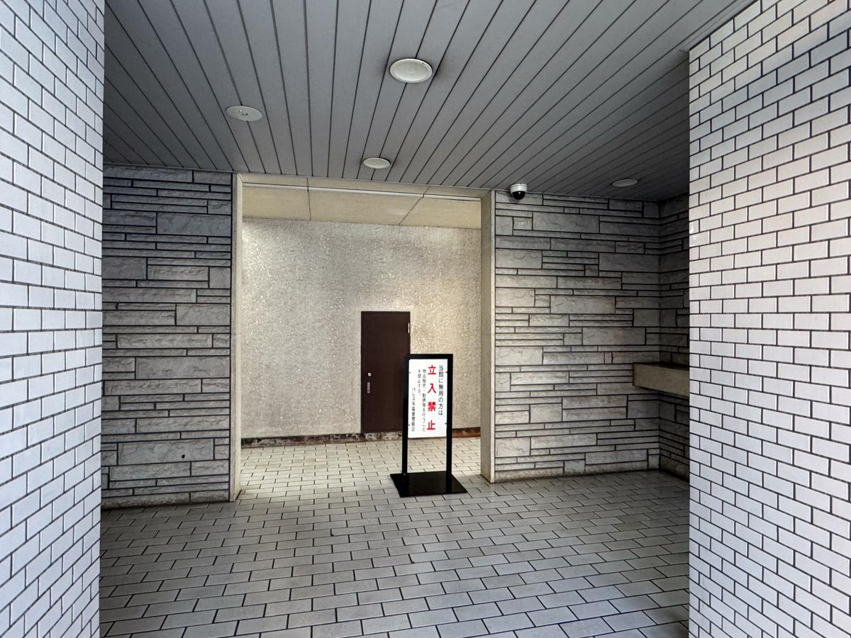 杉並区永福の売買物件/エントランスホール。管理人は常駐ではなく、巡回形式のマンションです