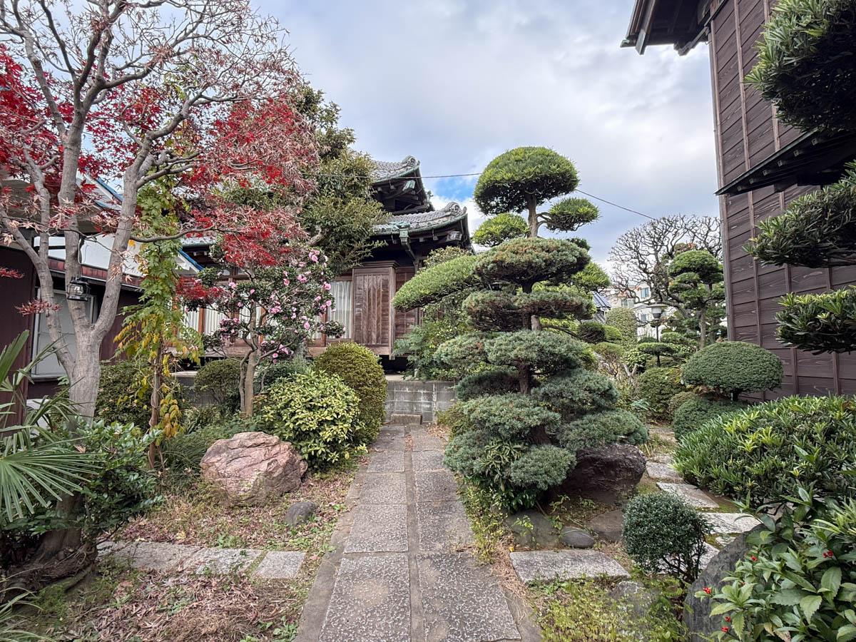 葛飾区宝町の賃貸物件/門扉の先には主屋や納屋など建物がいくつか建ち、広い屋敷の敷地が広がります。