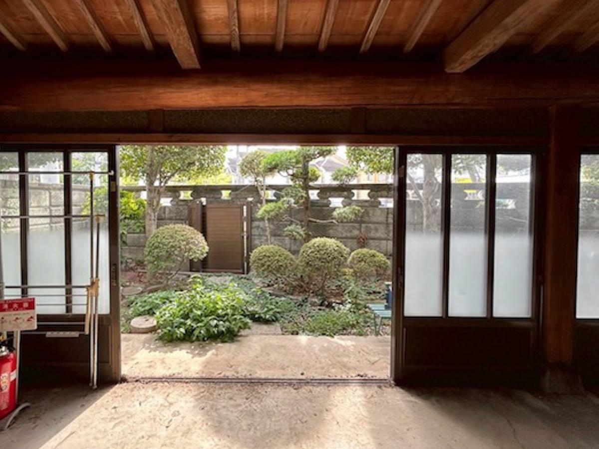 葛飾区宝町の賃貸物件/屋敷の一角に建つ、蔵造りの建物を店舗にいかがでしょうか？庭に面した窓は、大きなFIX窓に交換工事の予定で、室内からお庭が広く眺められるようになります