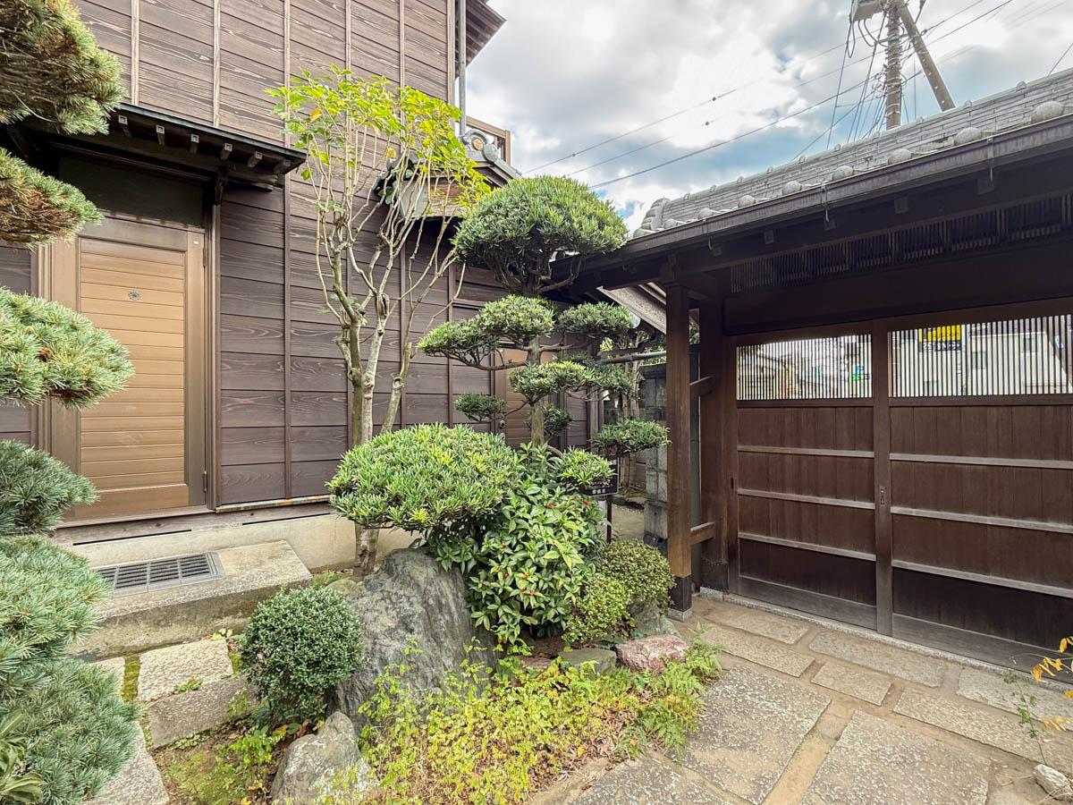 葛飾区宝町の賃貸物件/門扉を内側から見て。左手の建物が今回貸し出しの建物