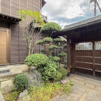 葛飾区宝町の賃貸物件/門扉を内側から見て。左手の建物が今回貸し出しの建物