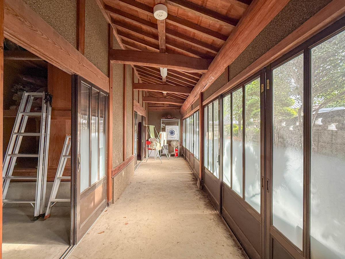 葛飾区宝町の賃貸物件/土間敷きの広縁のようなスペースが庭に面し、趣があります