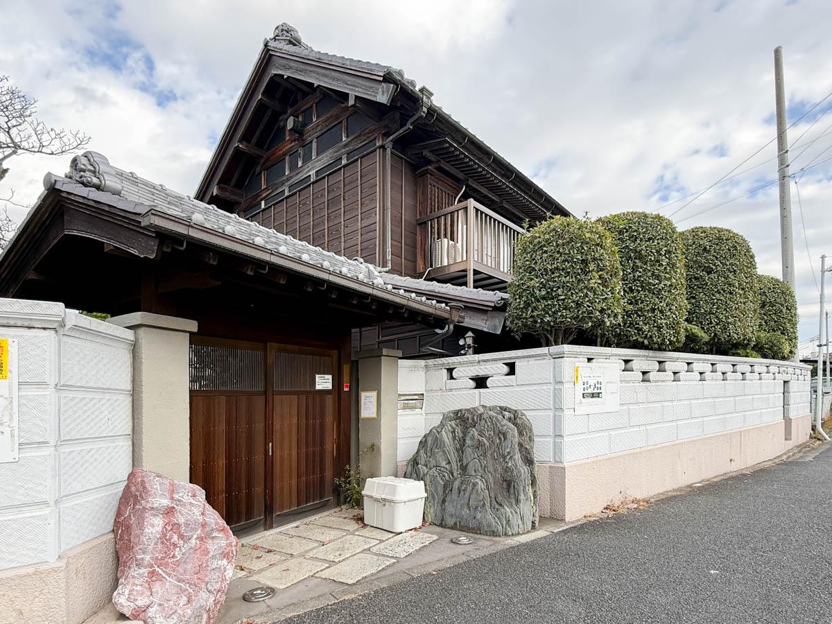 葛飾区宝町の賃貸物件/外観。貫禄のある瓦葺の門扉。その先のある蔵造りの建物が待っています