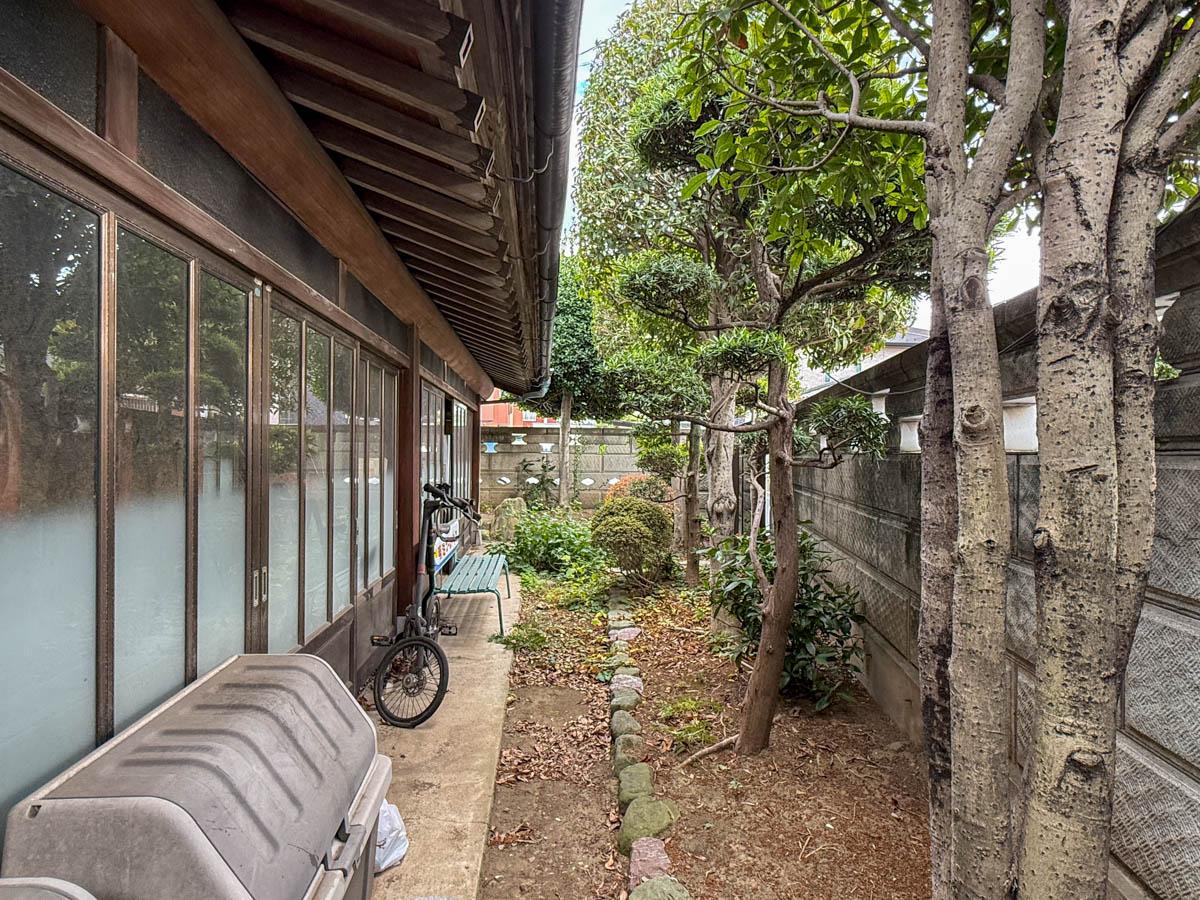 葛飾区宝町の賃貸物件/ささやかな庭に面しています。こちらを店舗として活用することも可能です