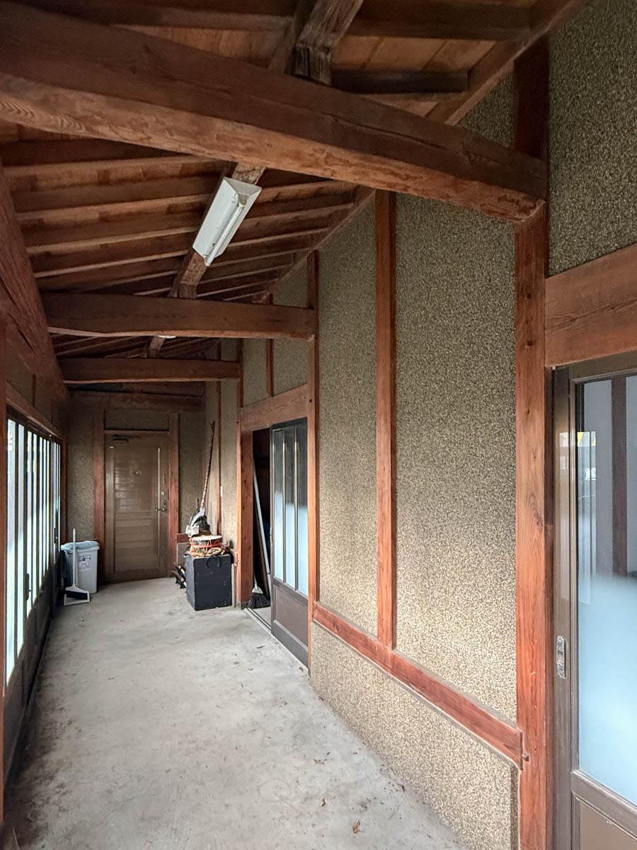 葛飾区宝町の賃貸物件/庭に面した広縁。木の梁や、木の天井が渋い雰囲気