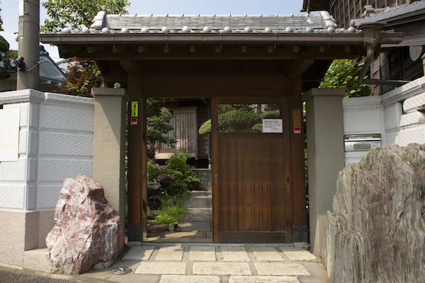 葛飾区宝町の賃貸物件/この瓦葺の門扉が貫禄ある。脇にある大きな石も立派です