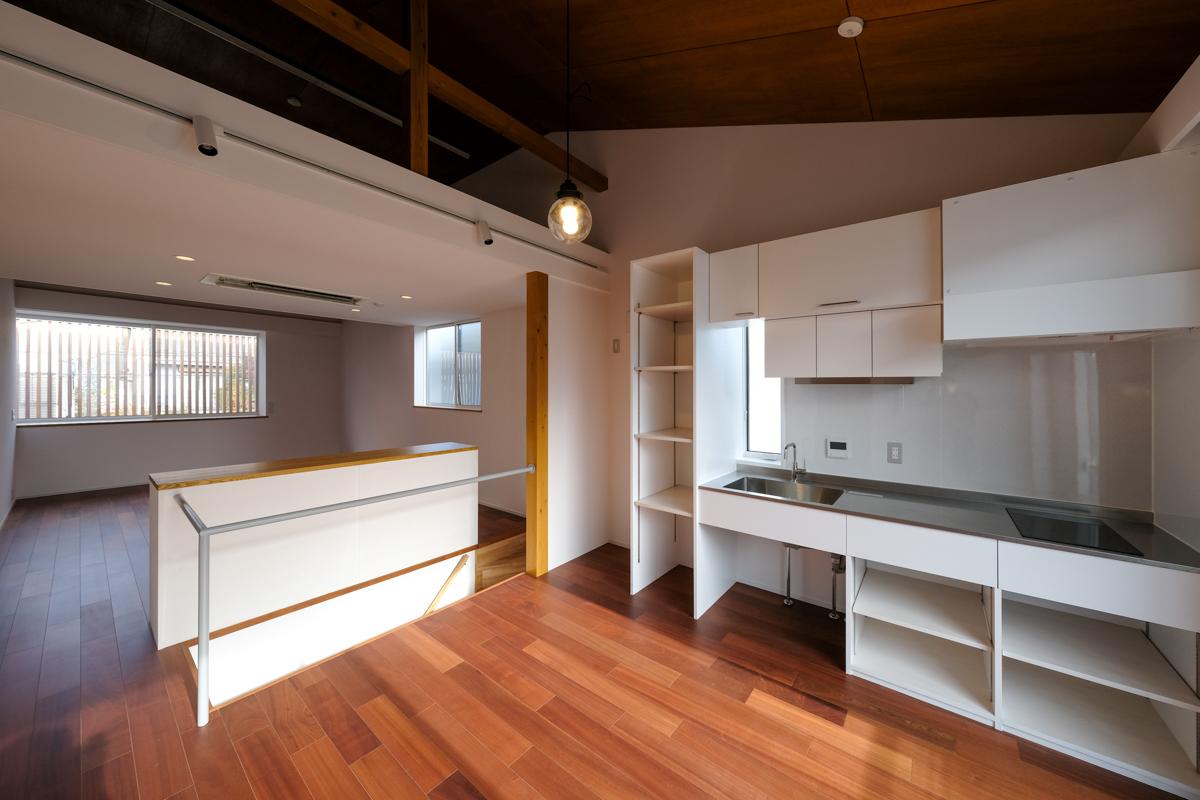 武蔵野市吉祥寺南町の賃貸物件/C号室：天井が高く、木のぬくもりを感じるリビング