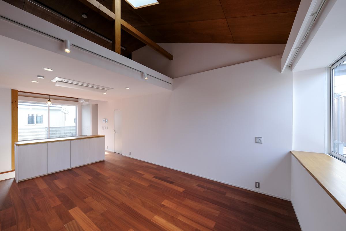 武蔵野市吉祥寺南町の賃貸物件/C号室：リビングは階段を挟んで、ふわりと２つのスペースに別れるイメージ