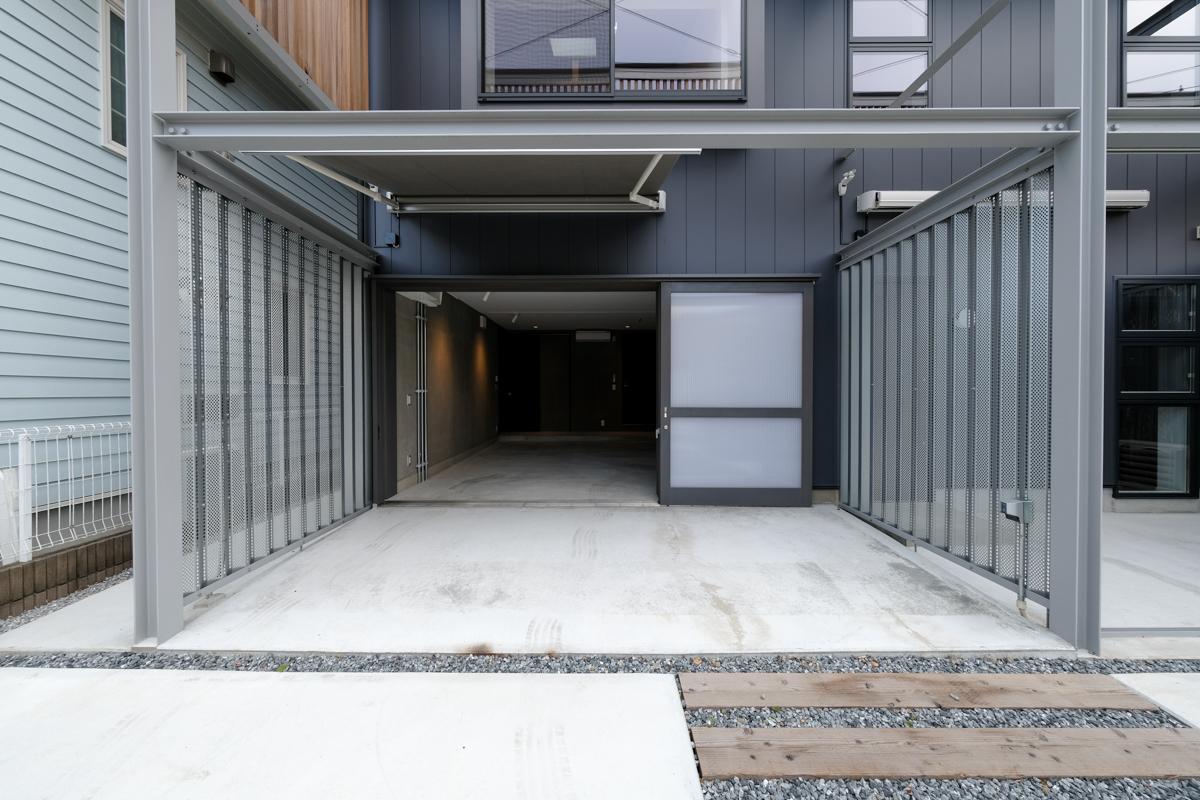 武蔵野市吉祥寺南町の賃貸物件/C号室：ビルトインガレージ入り口。電動で開閉できるオーニングもついてます