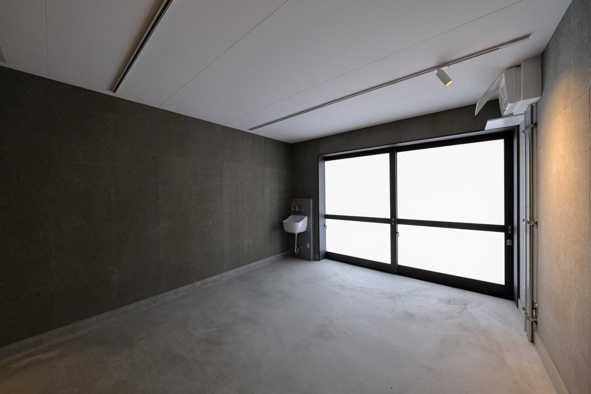 武蔵野市吉祥寺南町の賃貸物件/C号室：ビルトインガレージ内。床はモルタル、天井にはライティングレール。アトリエにも良さそうな空間