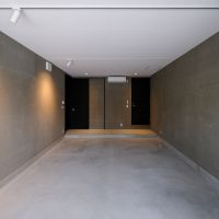 武蔵野市吉祥寺南町の賃貸物件/C号室：右側のドアが室内への出入り口。左側のドア内にはトイレ。またその左手に外からの出入り口(玄関)があります