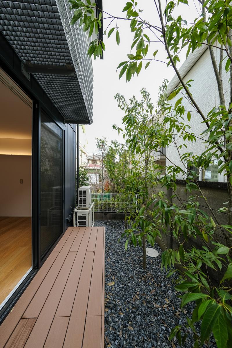 武蔵野市吉祥寺南町の賃貸物件/C号室：室内の床と同じ高さのデッキ。縁側のように腰掛けて、プライベートな時間を楽しめそう