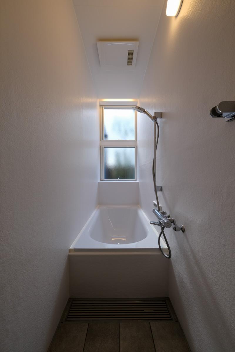 武蔵野市吉祥寺南町の賃貸物件/A号室＆C号室：窓付きで明るい、高級感ある琺瑯バス