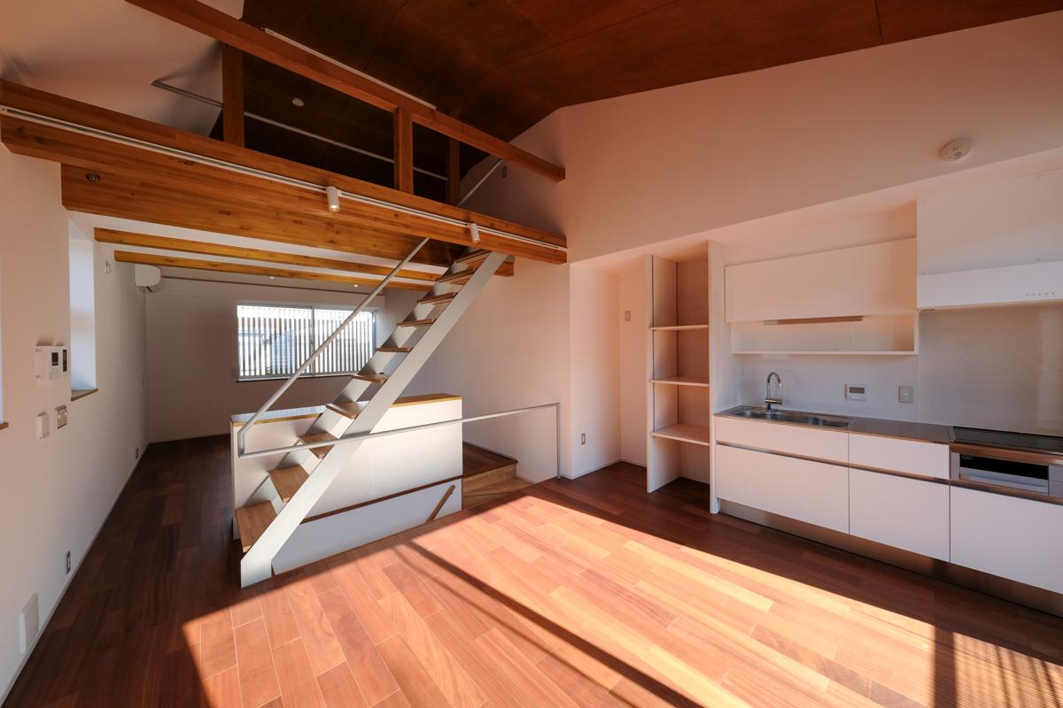 武蔵野市吉祥寺南町の賃貸物件/A号室：こちらも天井高3mオーバーと開放的なリビング