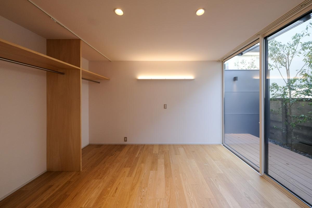 武蔵野市吉祥寺南町の賃貸物件/A号室：寝室。雰囲気の良い間接照明が取り付けられています