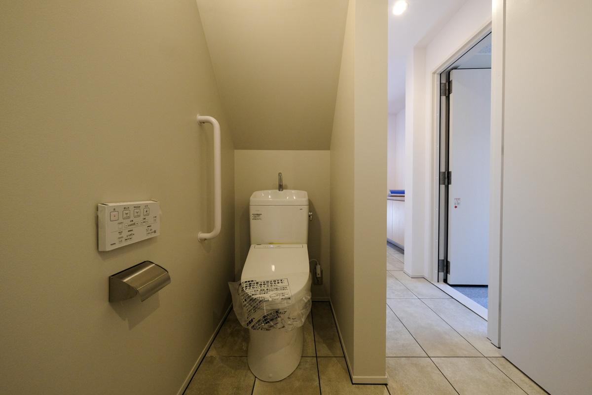 武蔵野市吉祥寺南町の賃貸物件/A号室：洗面所の背面にトイレ