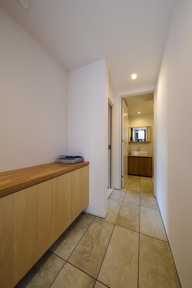 武蔵野市吉祥寺南町の賃貸物件/A号室：玄関。シューズボックス上には花瓶や写真を飾れるスペース