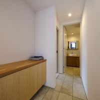 武蔵野市吉祥寺南町の賃貸物件/A号室：玄関。シューズボックス上には花瓶や写真を飾れるスペース