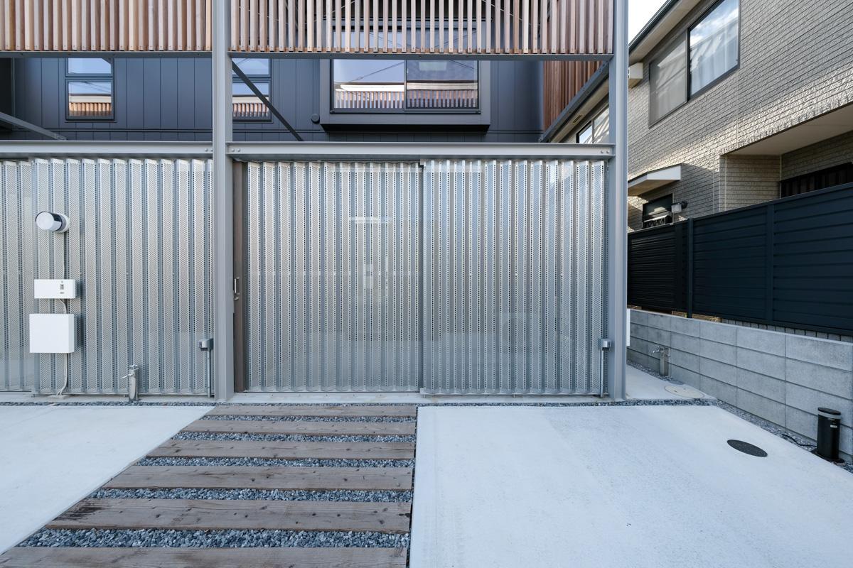 武蔵野市吉祥寺南町の賃貸物件/A号室：テラスのドアは開閉可能。右手の通路が玄関への出入り口