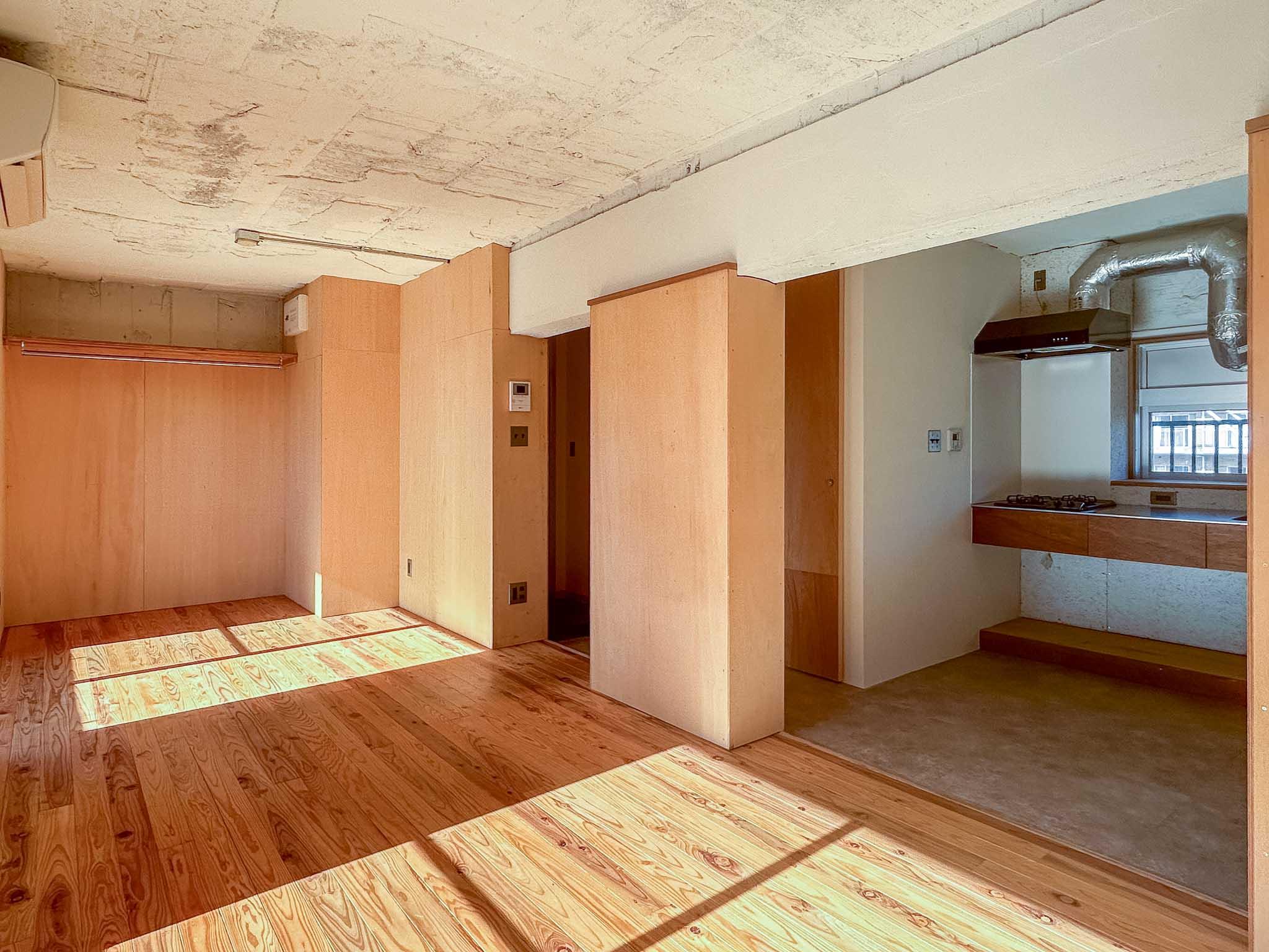 足立区東綾瀬の賃貸物件/306号室：合板と木毛セメント板の部分は、事前の承諾を得ればDIYで手を加えられる