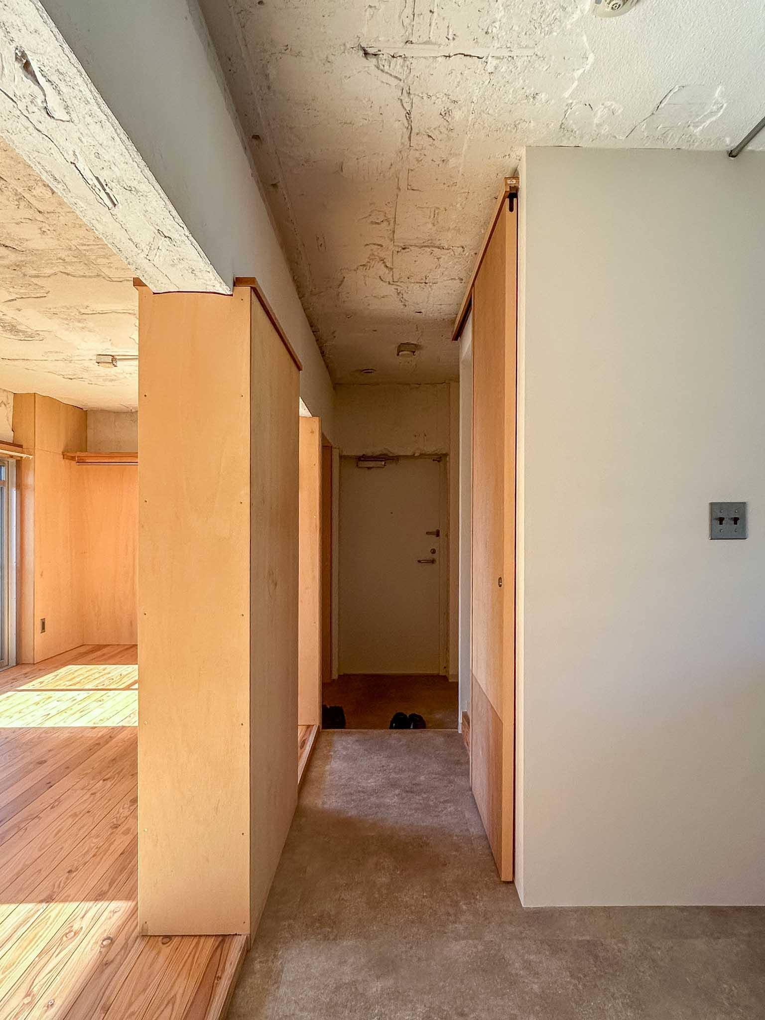 足立区東綾瀬の賃貸物件/306号室：玄関側をみる