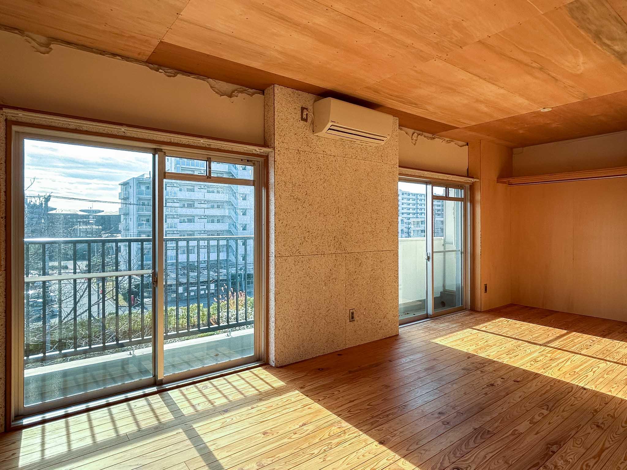 足立区東綾瀬の賃貸物件/412号室：たっぷりの日差しが入る窓際。306号室と同じ間取りと面積