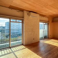 足立区東綾瀬の賃貸物件/412号室：たっぷりの日差しが入る窓際。306号室と同じ間取りと面積