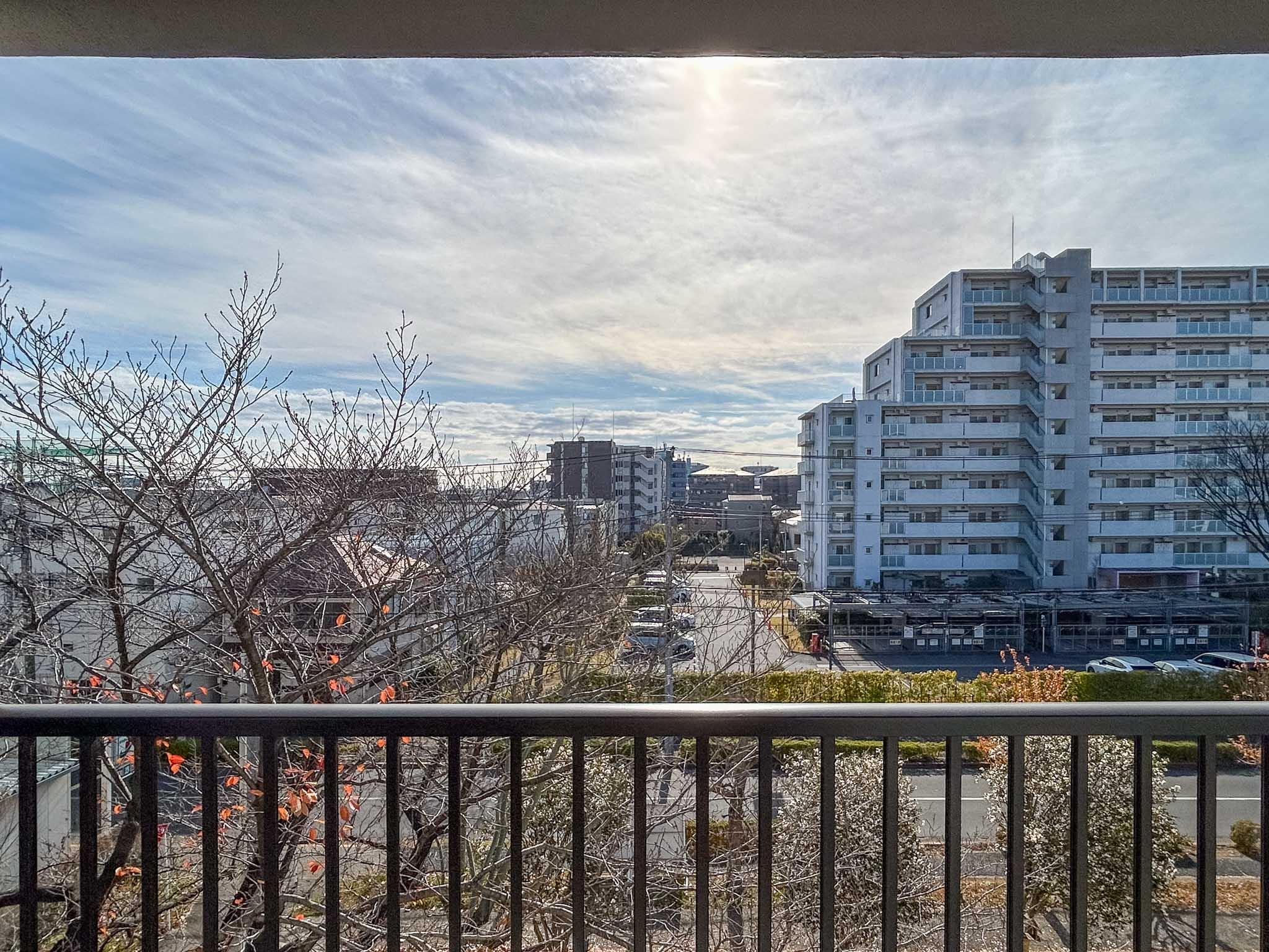 足立区東綾瀬の賃貸物件/412号室：ベランダからの景色。目の前に桜の木があります