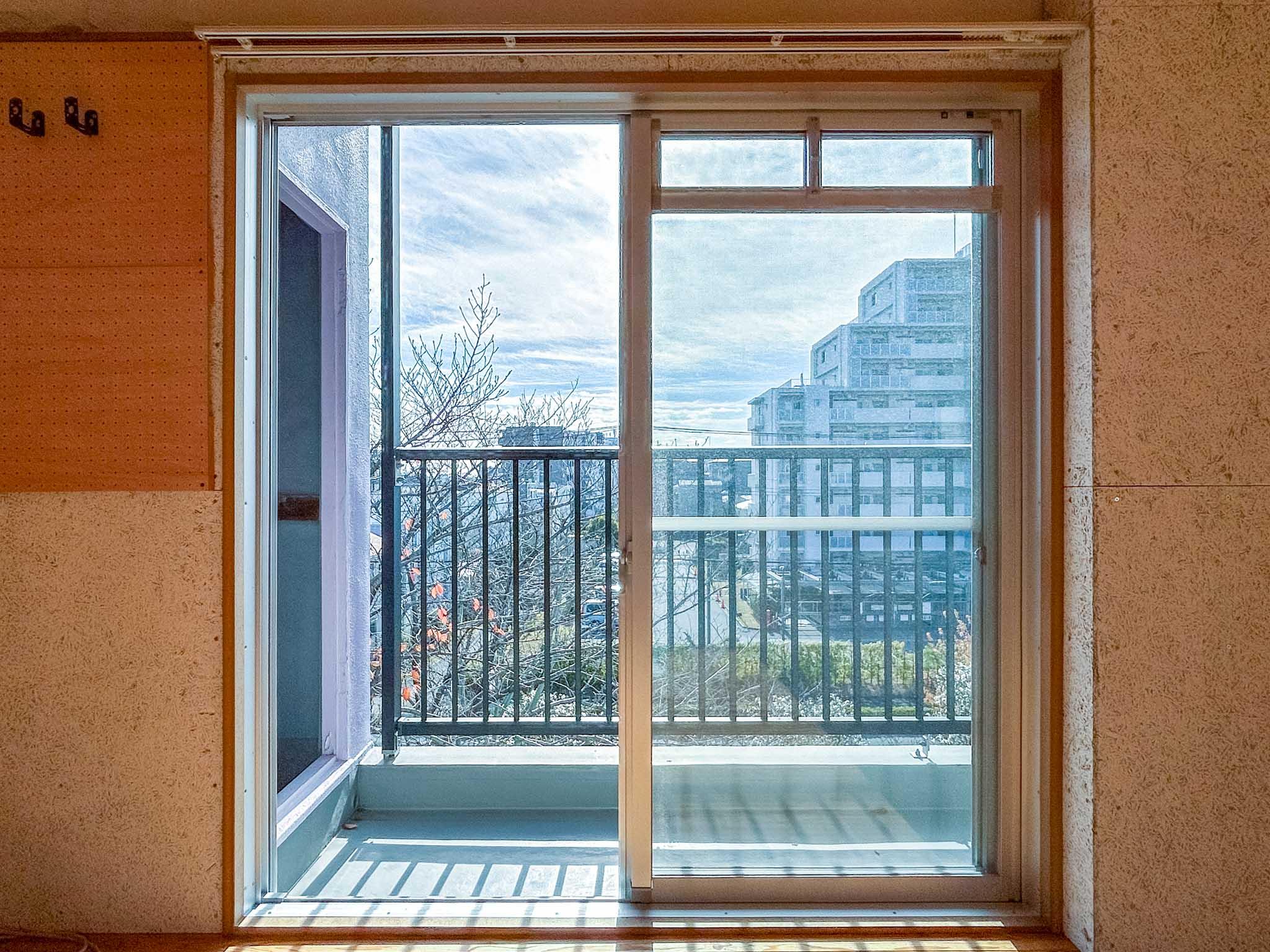 足立区東綾瀬の賃貸物件/412号室：掃き出し窓の左側に、DIYで取り付けられた有孔ボードがついています