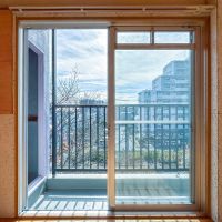 足立区東綾瀬の賃貸物件/412号室：掃き出し窓の左側に、DIYで取り付けられた有孔ボードがついています