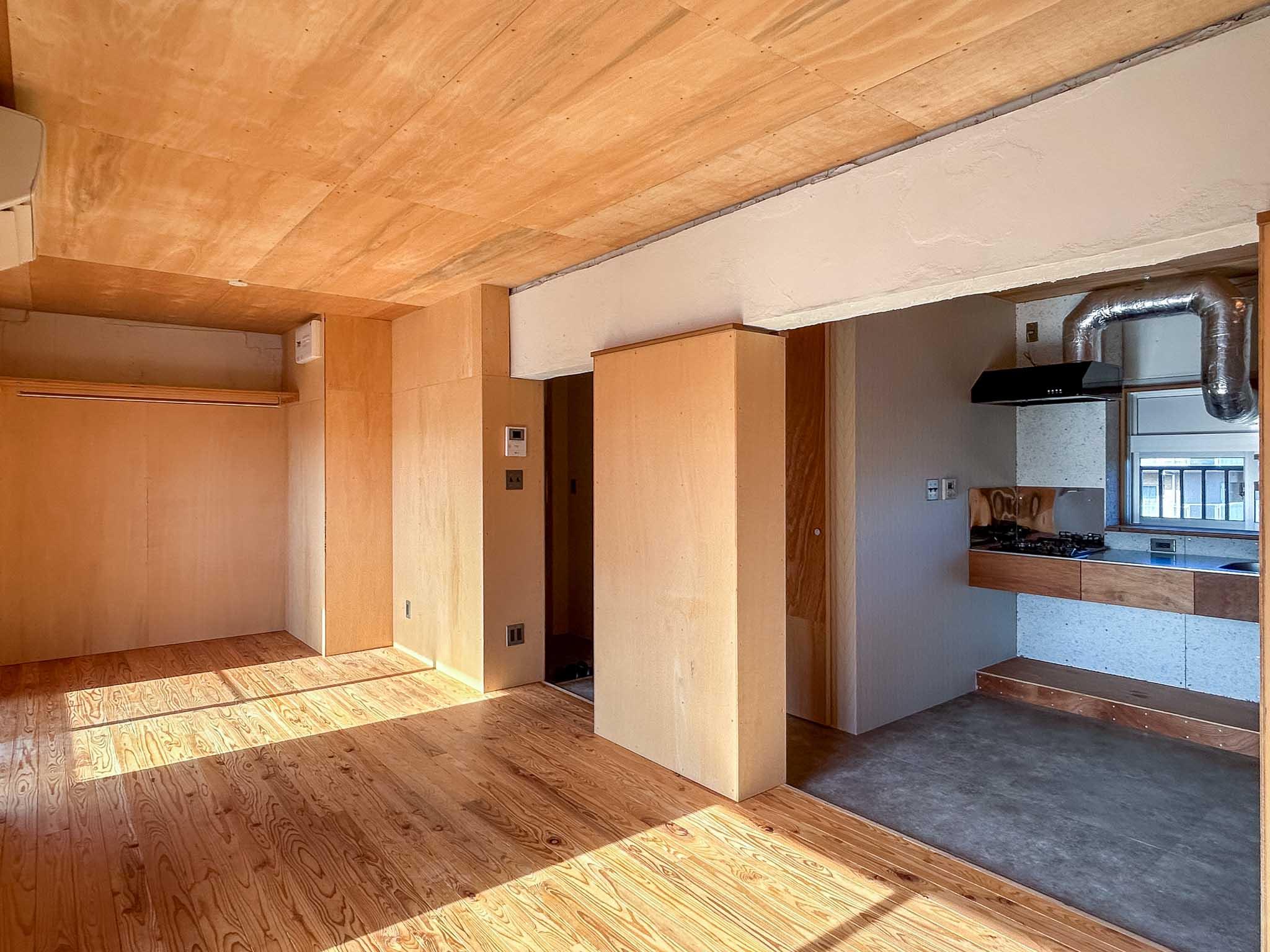 足立区東綾瀬の賃貸物件/412号室：天井が合板張りの木に包まれたような部屋