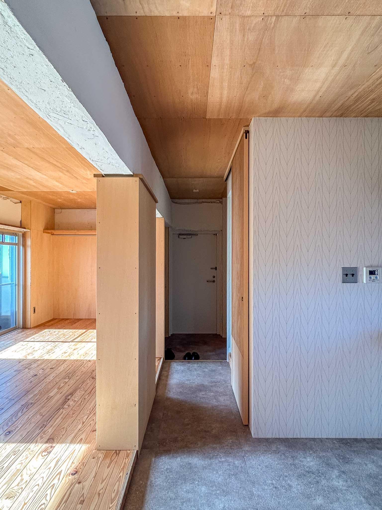 足立区東綾瀬の賃貸物件/412号室：玄関側をみる