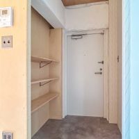 足立区東綾瀬の賃貸物件/412号室：玄関。前入居者のDIYで取り付けられた棚付き