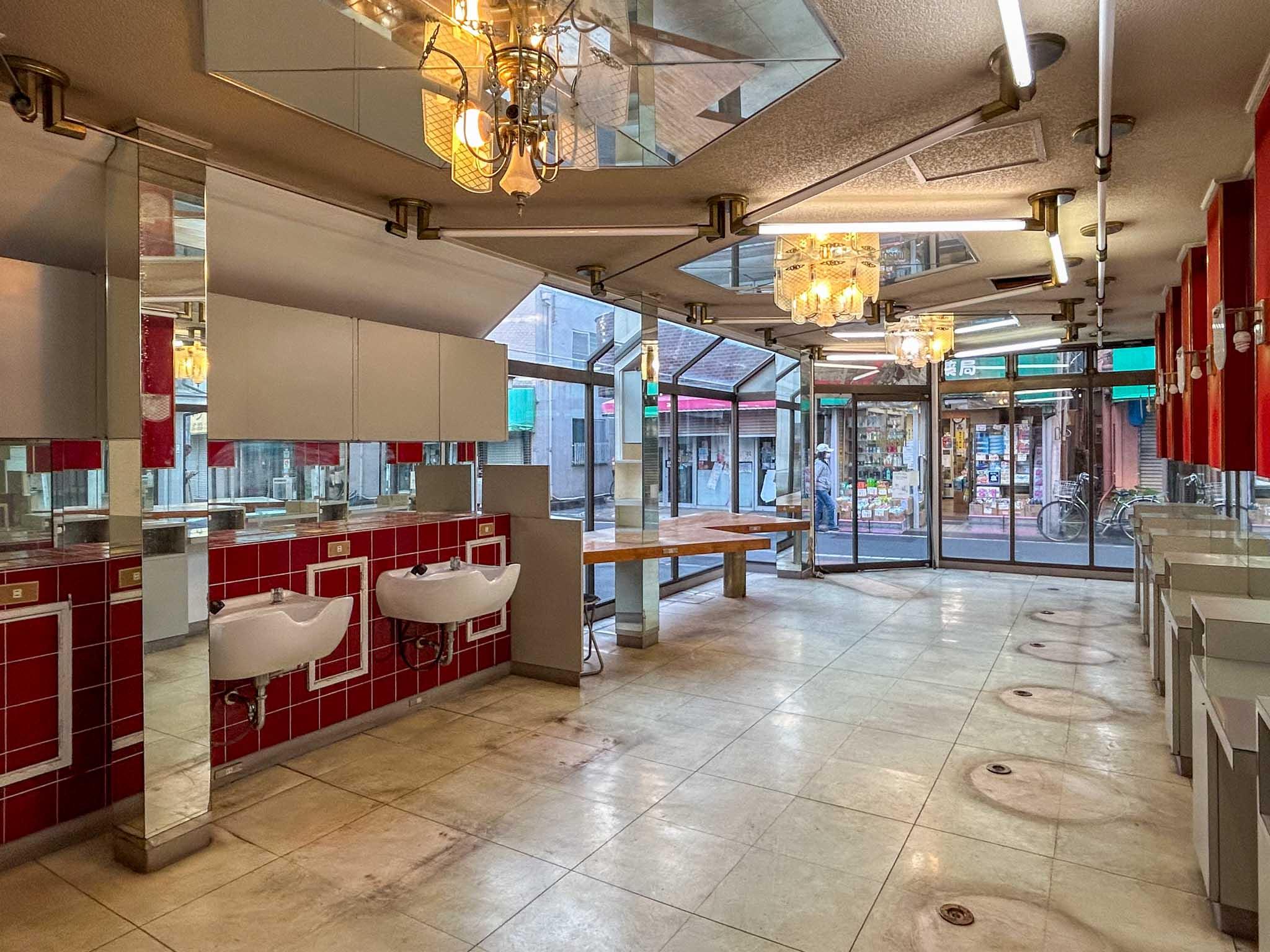 荒川区西尾久の賃貸物件/内装はこれ以上ないほど、コテコテの美容室